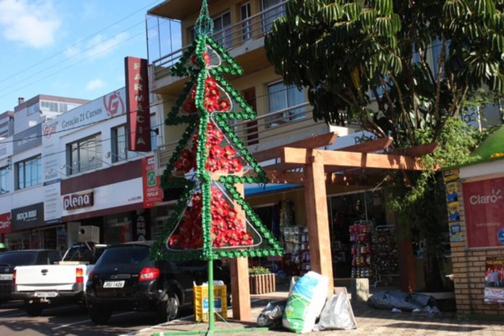 Trabalho de decoração natalina já iniciou em SMOeste