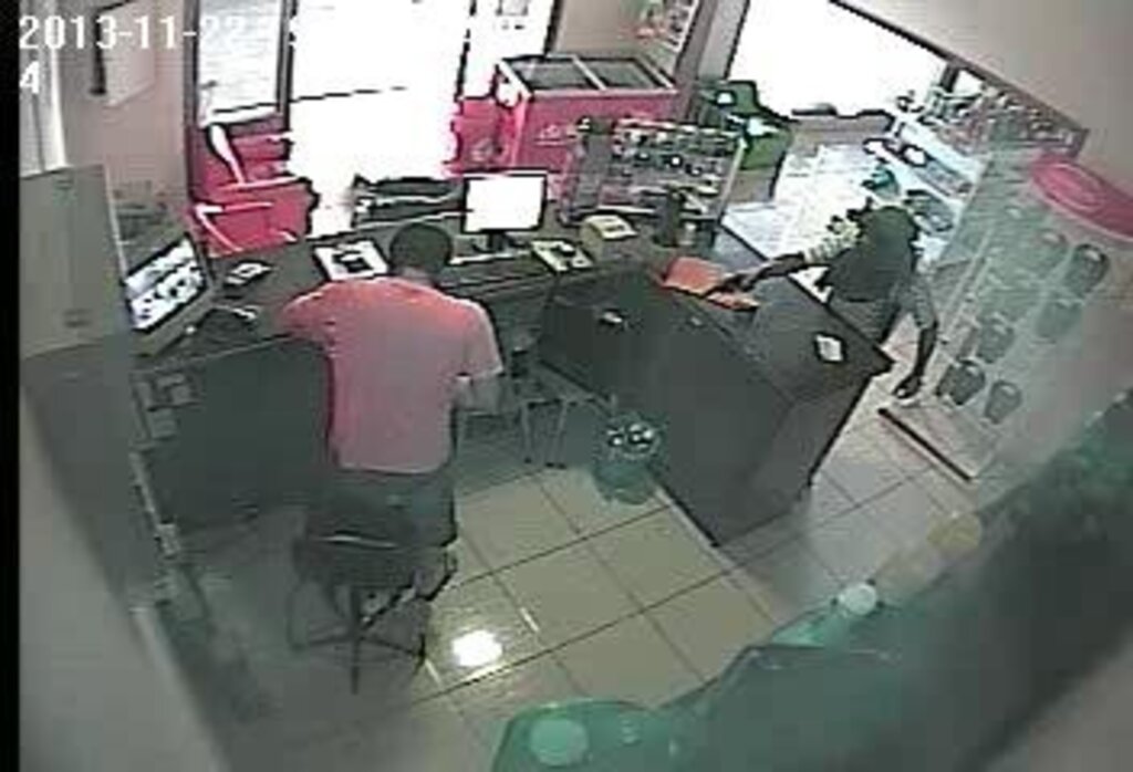 Câmeras registram assalto a posto de combustível na BR-163