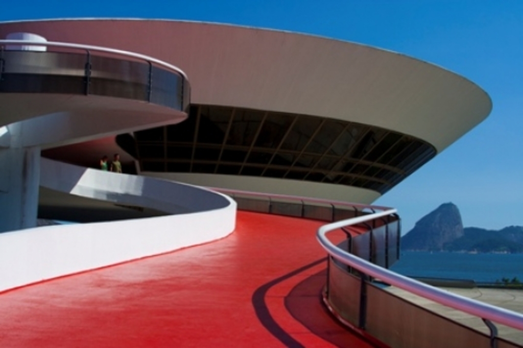 Oscar Niemeyer analisando o Playstation 5 - CIRCA descolorido : r/brasil