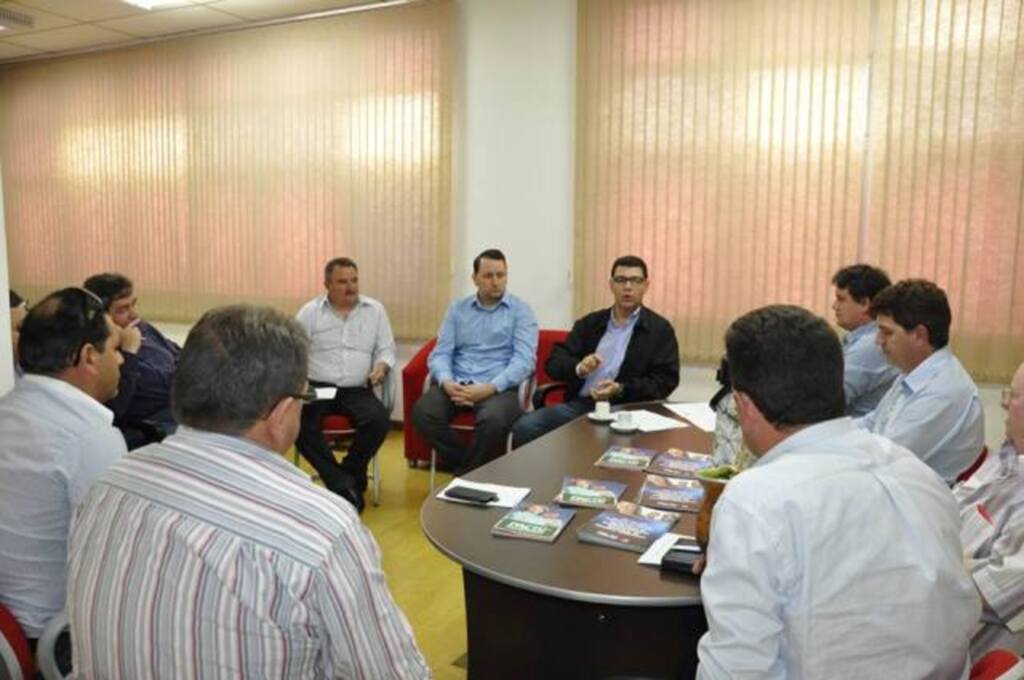 Ascom Prefeitura de São José do Cedro - Autoridades se reuniram com o secretário regional Menegazzo