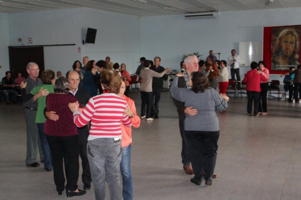 Folha do Oeste - Festa no salão paroquial estava muito animada