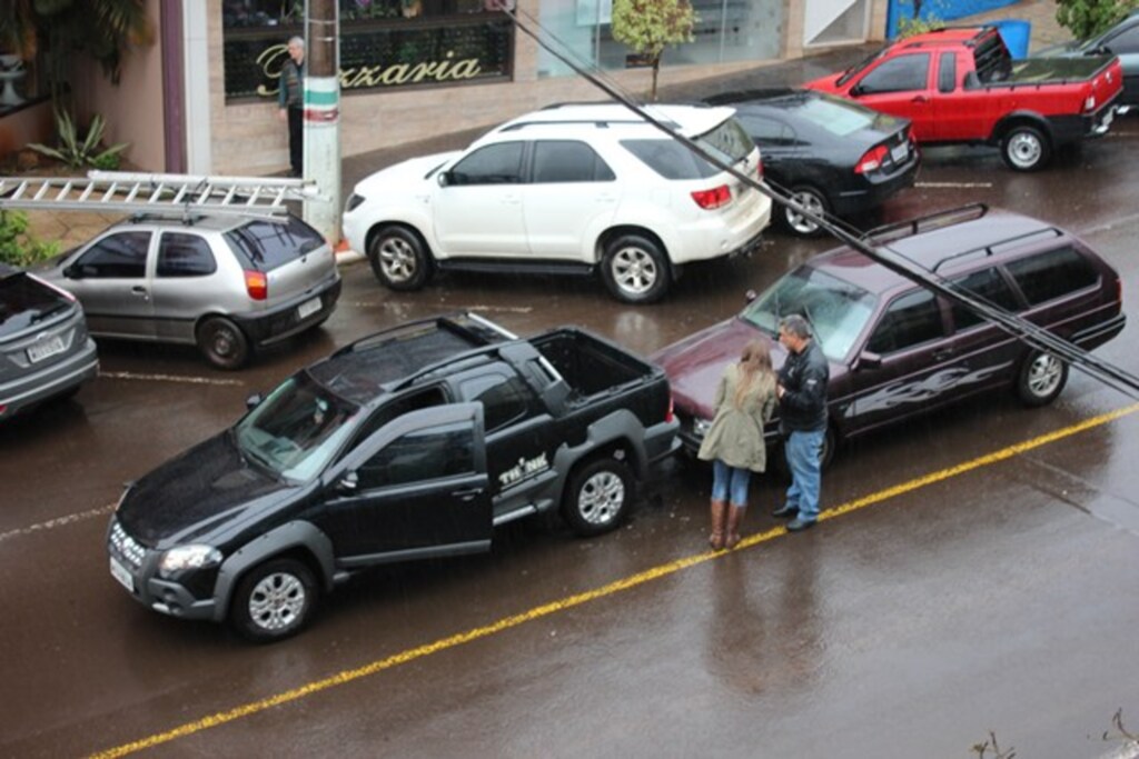 Folha do Oeste - Colisão ocorreu entre uma Fiat/Strada e uma Parati/Volkswagen