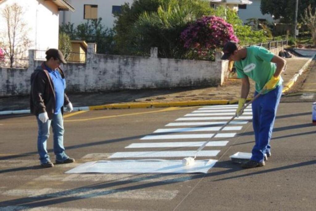 Ascom Prefeitura de Descanso - Faixas estão sendo pintadas para dar mais segurança aos motoristas