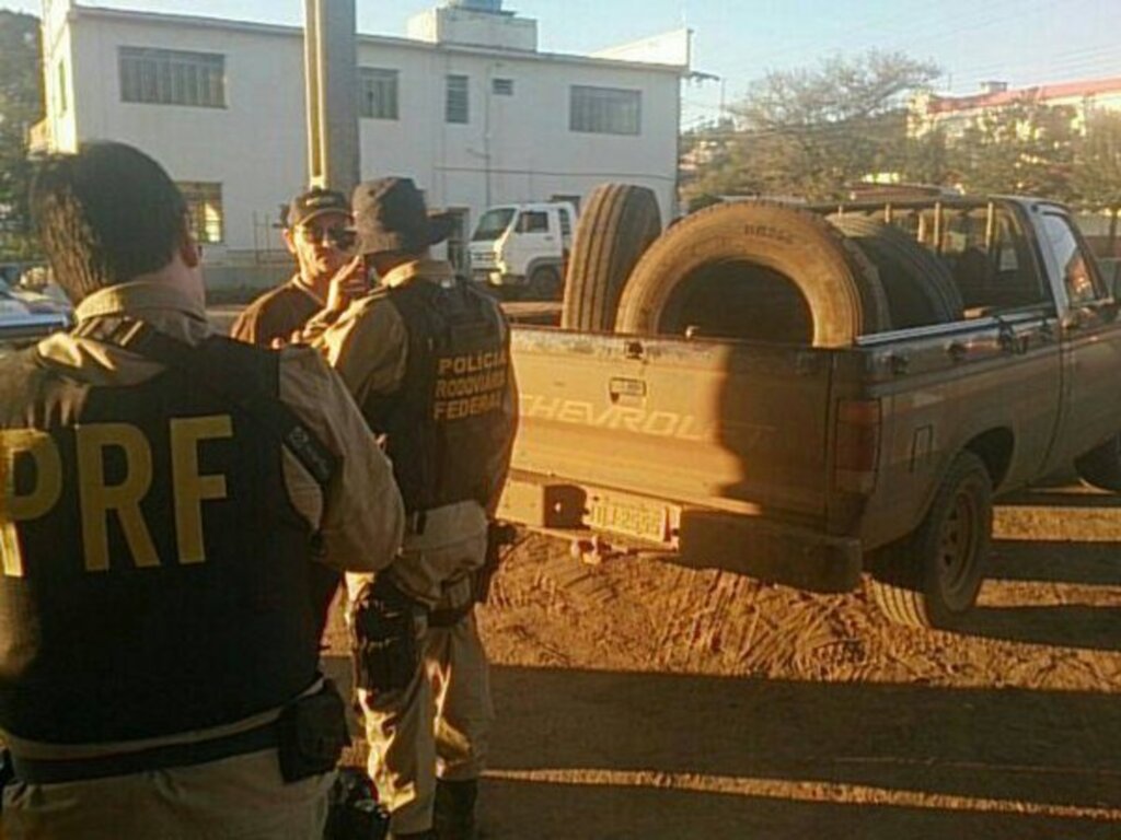 Pneus contrabandeados são apreendidos em Dionísio Cerqueira