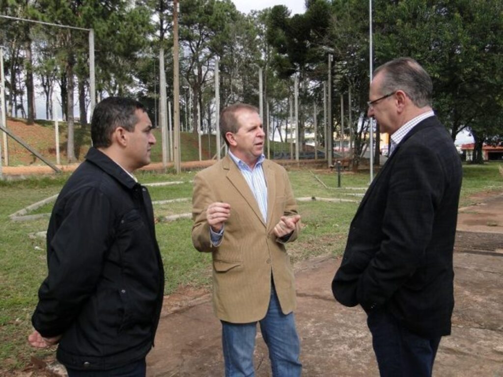 Assessoria de Imprensa - Parlamentar foi a praça acompanhado pelo secretário de Esportes e vice-prefeito