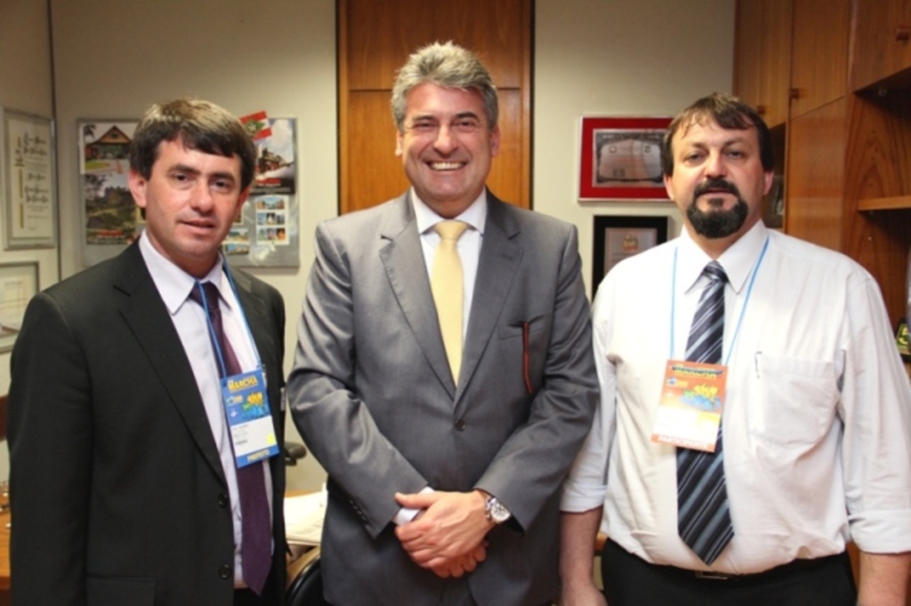 Divulgação - Deputado federal Mauro Mariani (C) recebeu o prefeito e o servidor em seu gabinete