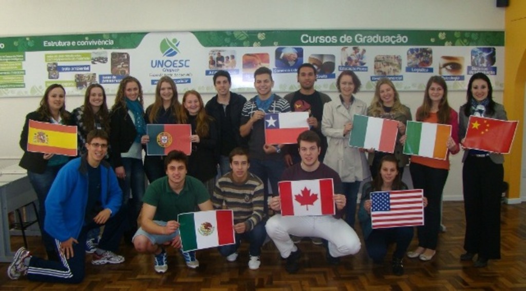 Divulgação - Bruno (1º a esquerda abaixado) juntamente com mais 20 estudantes estarão embarcando em setembro