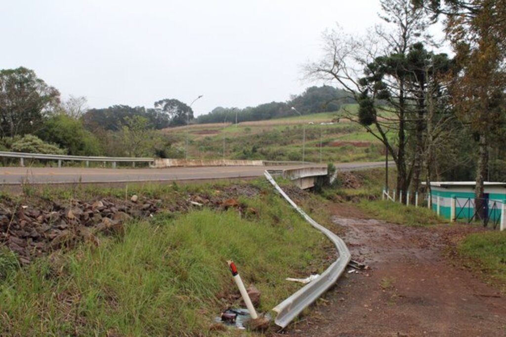 Folha do Oeste - Proteção da ponte está caída na via de acesso à estação de captação de água da Casan