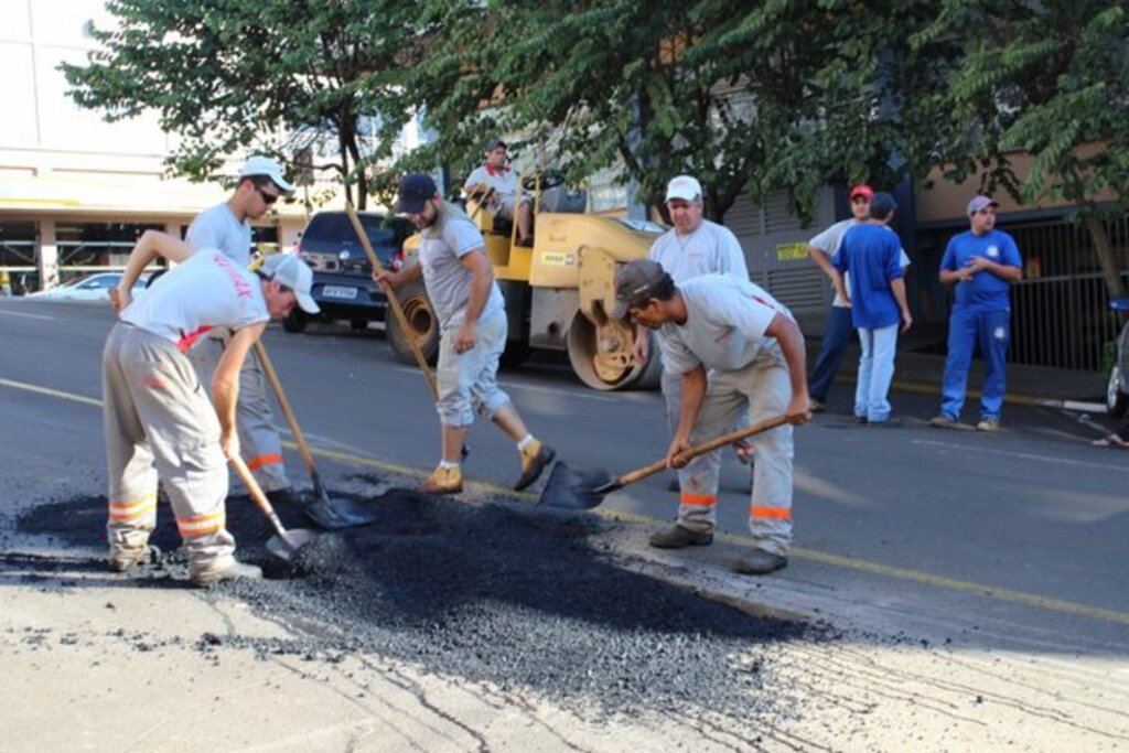 Folha do Oeste - Buraco em frente ao jornal Folha do Oeste foi fechado durante esta tarde