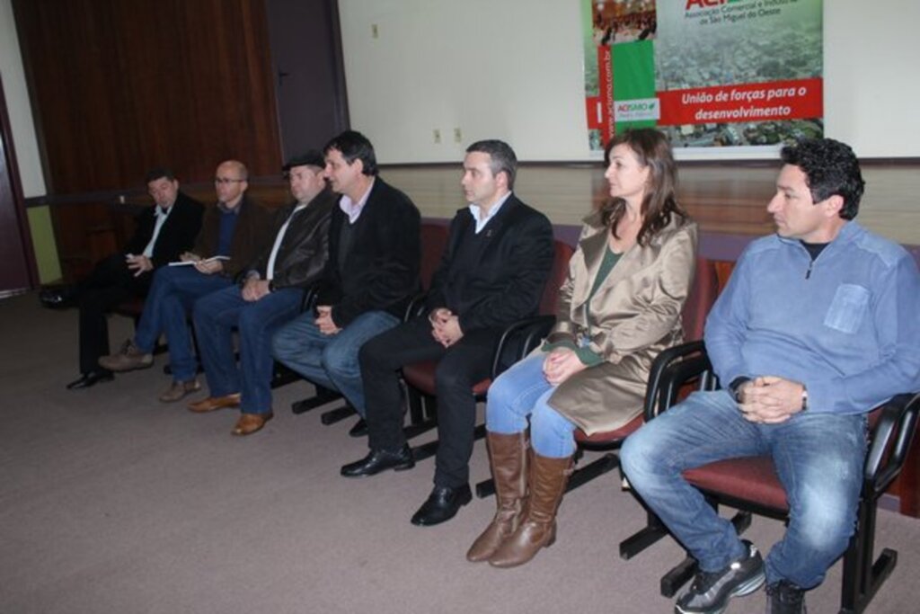 Folha do Oeste - Baile da escolha da rainha e princesas da feira também foi discutido