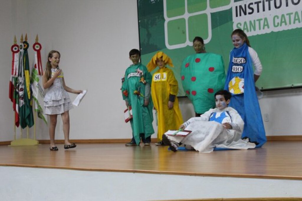 Folha do Oeste - Alunos da Escola Professor Theodósio Maurício Wanderley apresentaram teatro