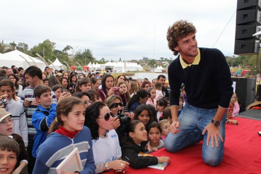 Tenista Guga Kuerten esteve no Ação Global em Dionísio Cerqueira