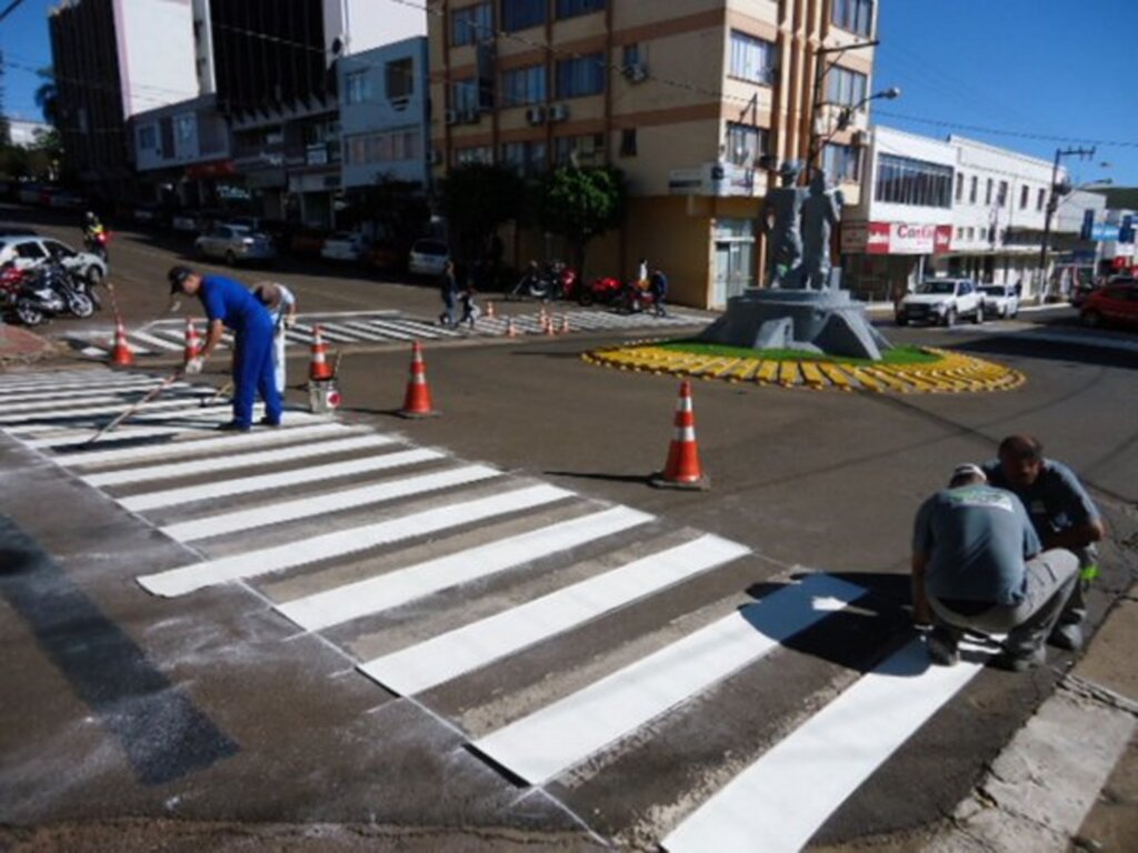 Faixas de pedestre das ruas do centro recebem nova sinalização