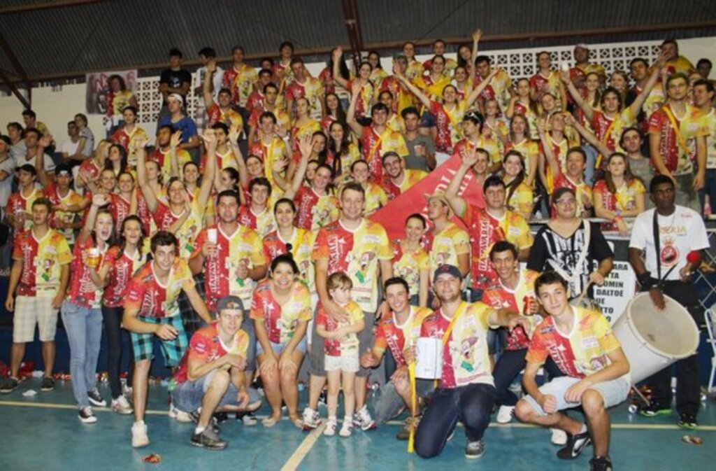 Folha do Oeste - Equipe vencedora festejou a 1ª colocação