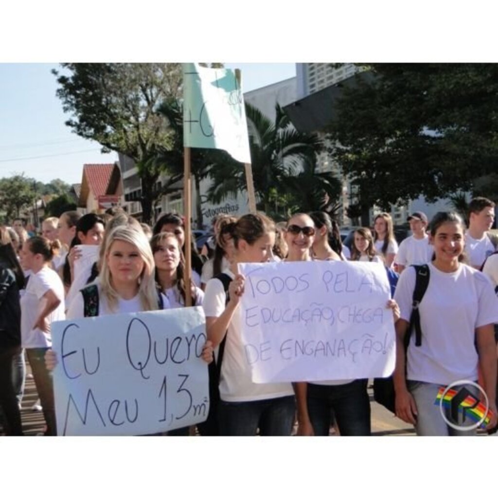 Ivan Guilherme/Rede Peperi - Estudantes protestaram com cartazes e passeata pelas ruas da cidade