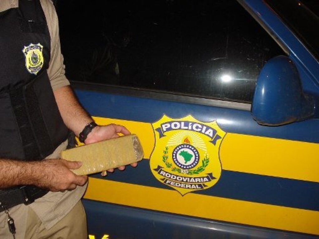 Polícia Rodoviária Federal - Droga foi apreendida em ônibus da linha Foz do Iguaçú/PR - Cruz Alta/RS