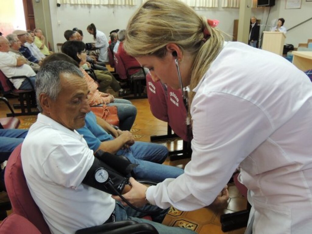 Ascom Prefeitura de São Miguel do Oeste - Profissionais de enfermagem aferiram pressão arterial dos participantes