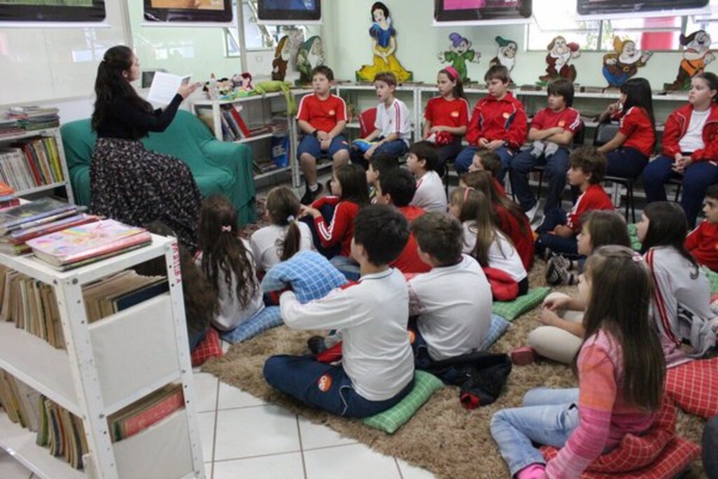 Muitas historias são contadas para as crianças de SMOeste durante Amostra Livre