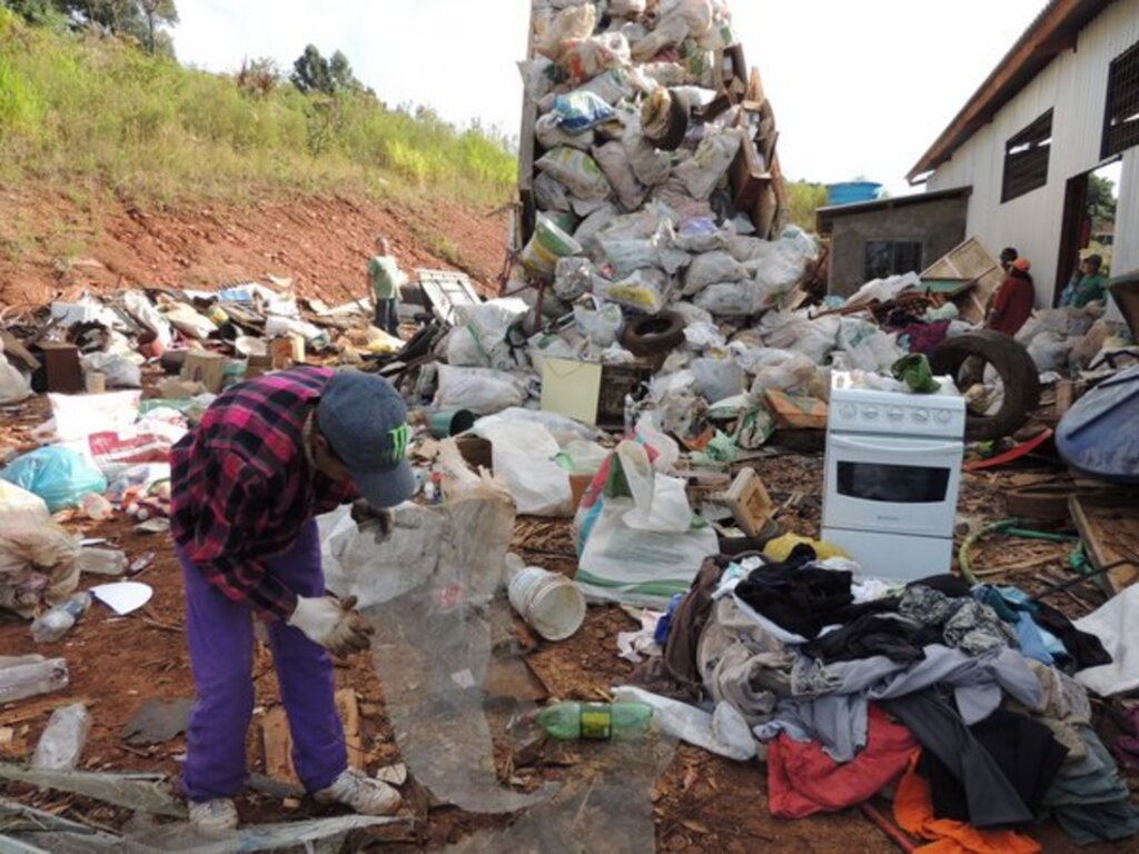 Ascom Prefeitura de São Miguel do Oeste - Agricultores estão se conscientizando em relação a coleta dos materiais