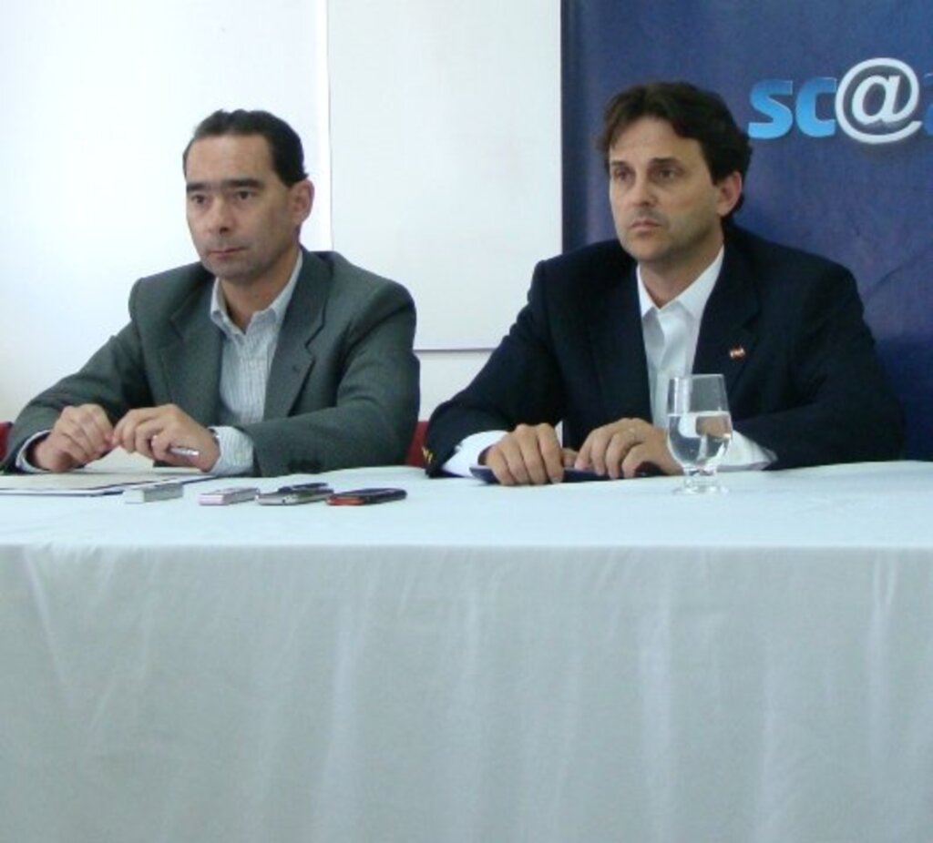 Arquivo Folha do Oeste - Diretor Superintendente do Sebrae/SC, Carlos Guilherme Zigelli (E) e o secretário Paulo Bornhausen