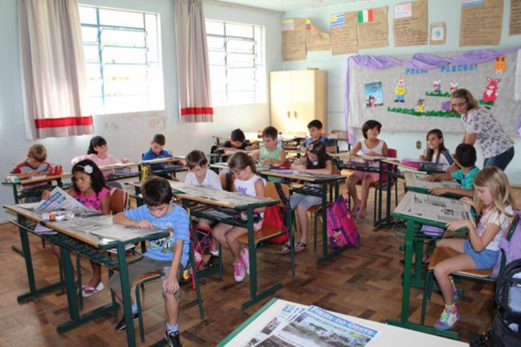 Folha do Oeste - Estudantes do 3° ano da EEB São Sebastião, com a professora Lurdes Maria Wronski da Cruz