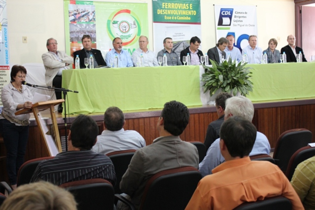 Folha do Oeste - Mesa de honra foi composta por autoridades regionais e representantes sindicais