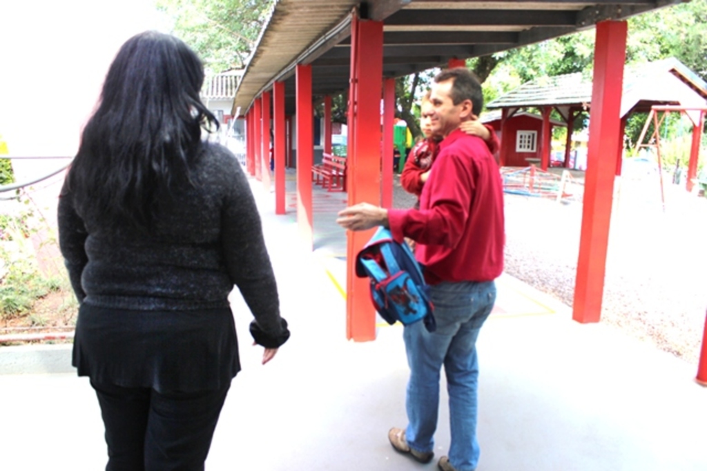 Folha do Oeste - Profissionais acompanham entrega de crianças aos pais