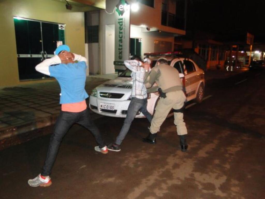 Polícia Militar - Pessoas e veiculos em atitudes suspeitas foram abordadas