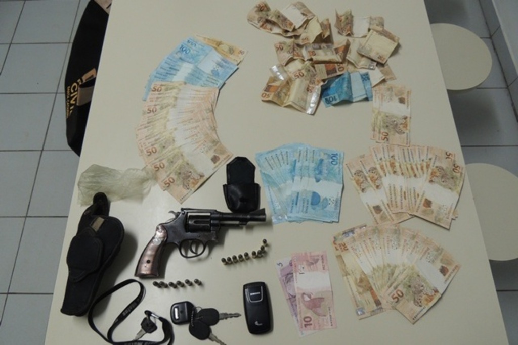 Polícia Civil - Montante de R$ 10 mil, revolver e munições foram encontrados com os acusados