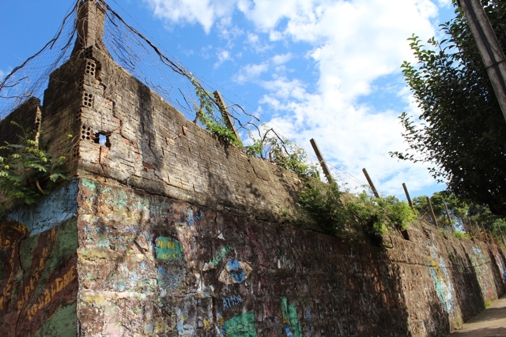 Folha do Oeste - Muro da Escola São Miguel está bastante comprometido e deve ser interditado
