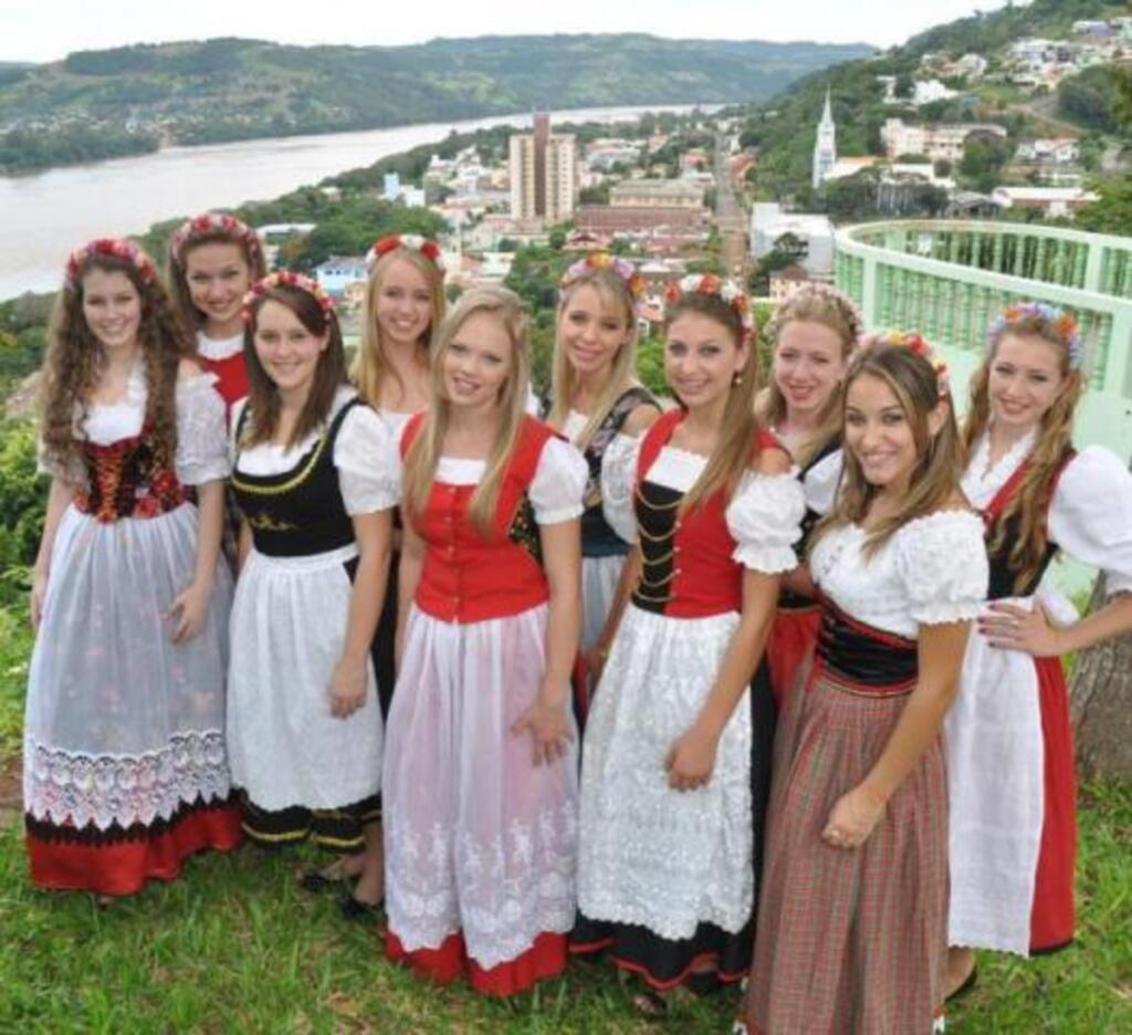 Divulgação - Belas moças estão concorrendo a faixa