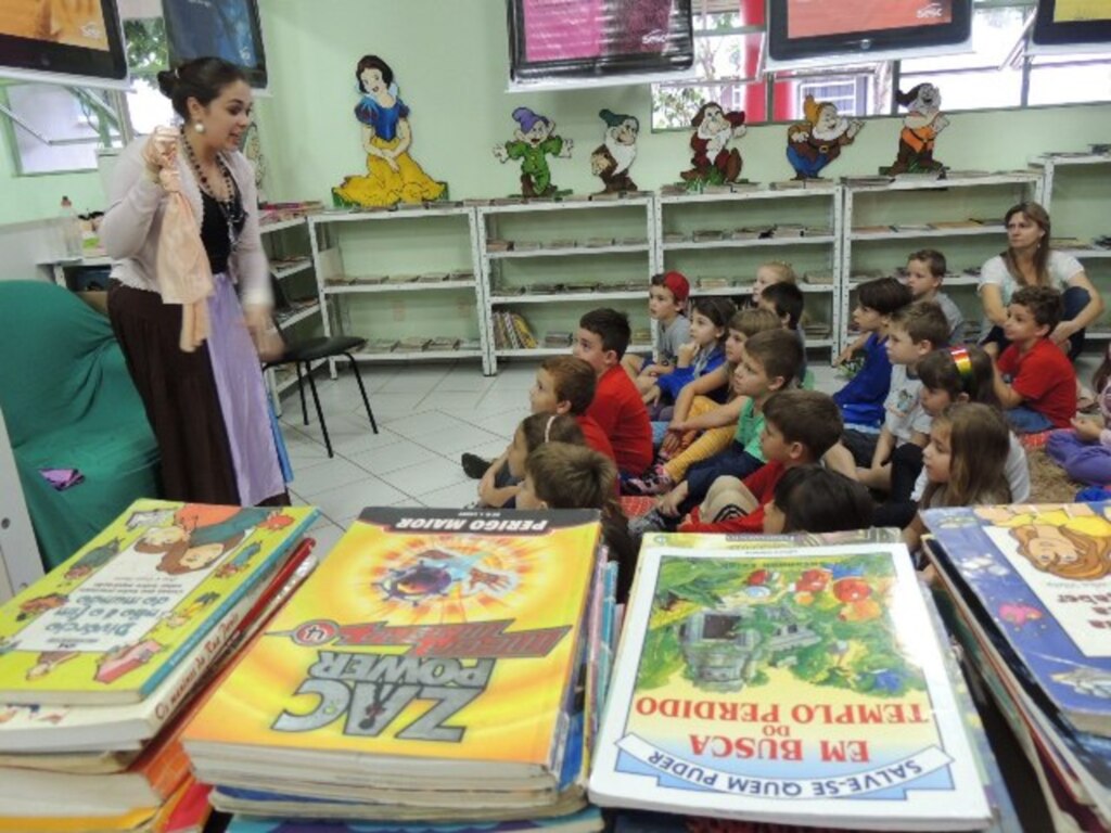 Ascom Prefeitura de São Miguel do Oeste - Atividade visa estimular e desenvolver nas crianças o hábito da leitura, de ouvir e contar histórias