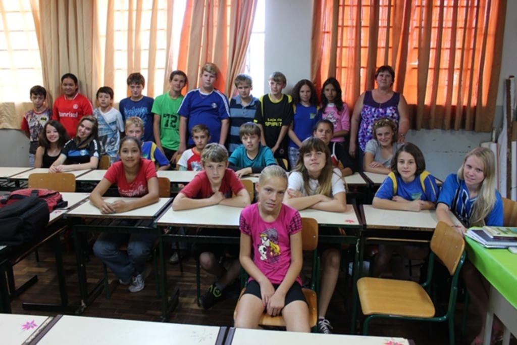 Folha do Oeste - Estudantes do 7º ano 02 com a professora Vera Rauber