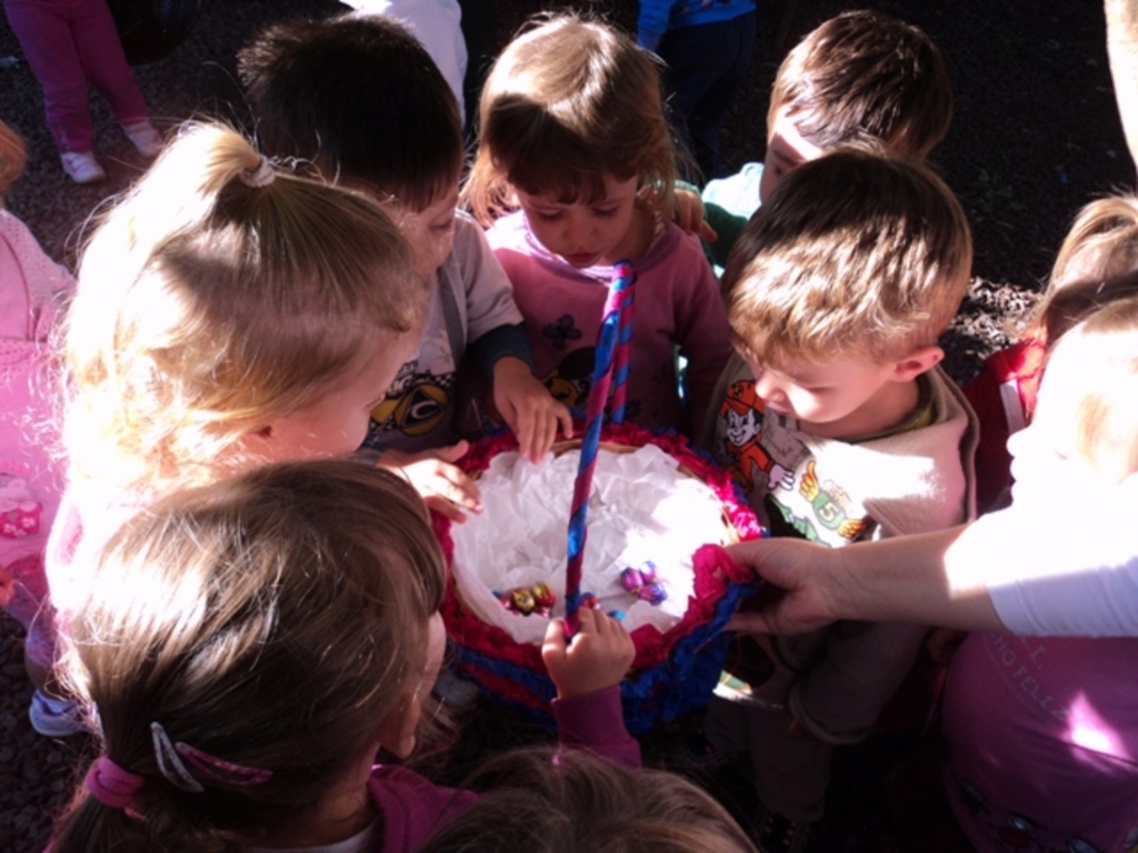 Divulgação - Caça aos ovos foi realizada no CEI Sonho Feliz