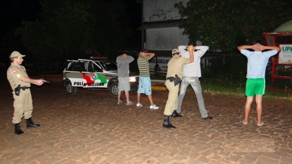 Polícia Militar - Pessoas e veículos com atitudes suspeitas são abordados pelos policiais