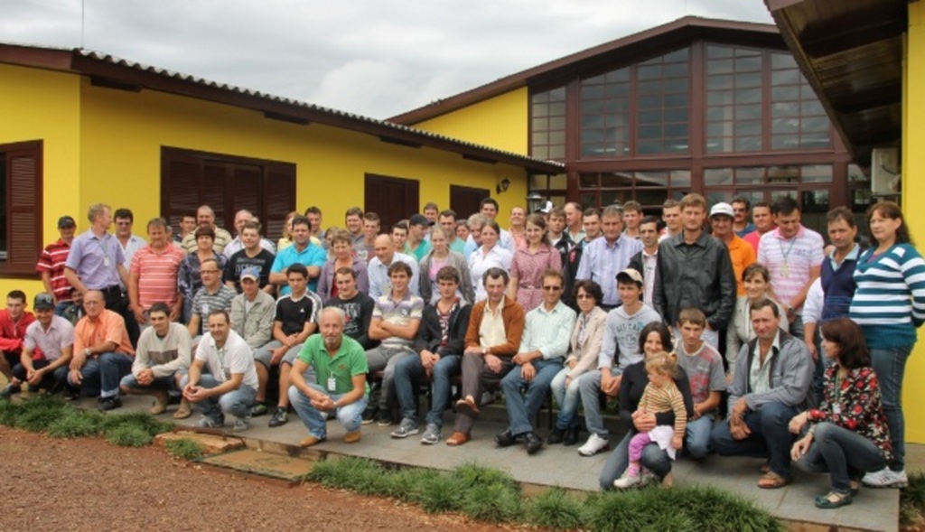 Divulgação - Jovens rurais junto com 
familiares, instrutores e autoridades regionais