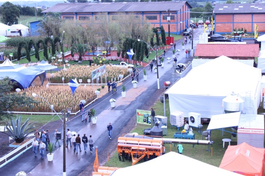Folha do Oeste - Mais de 160 expositores marcaram presença no Show Agrícola 2013