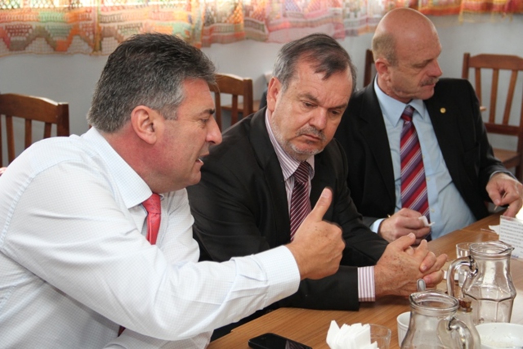 Divulgação - Peninha (C) afirmou que sua principal missão é assegurar a união dos peemedebistas