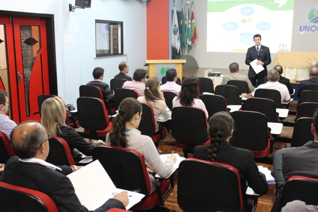 Folha do Oeste - Representantes da sociedade civil do extremo oeste participaram do minisseminário promovido pela Unoesc e pela Fiesc