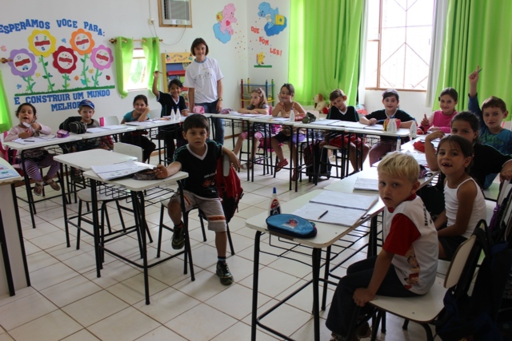 Folha do Oeste - Alunos do 1º ano com a educadora Marli Immig