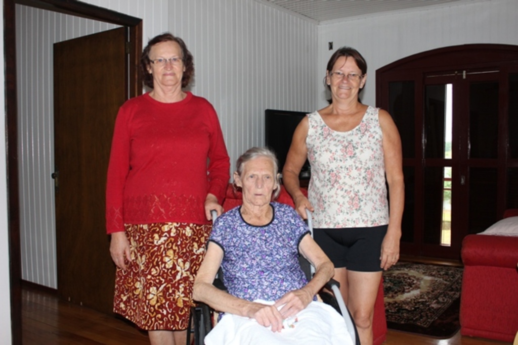 Folha do Oeste - Frieda com as filhas Valene e Erica Kappes