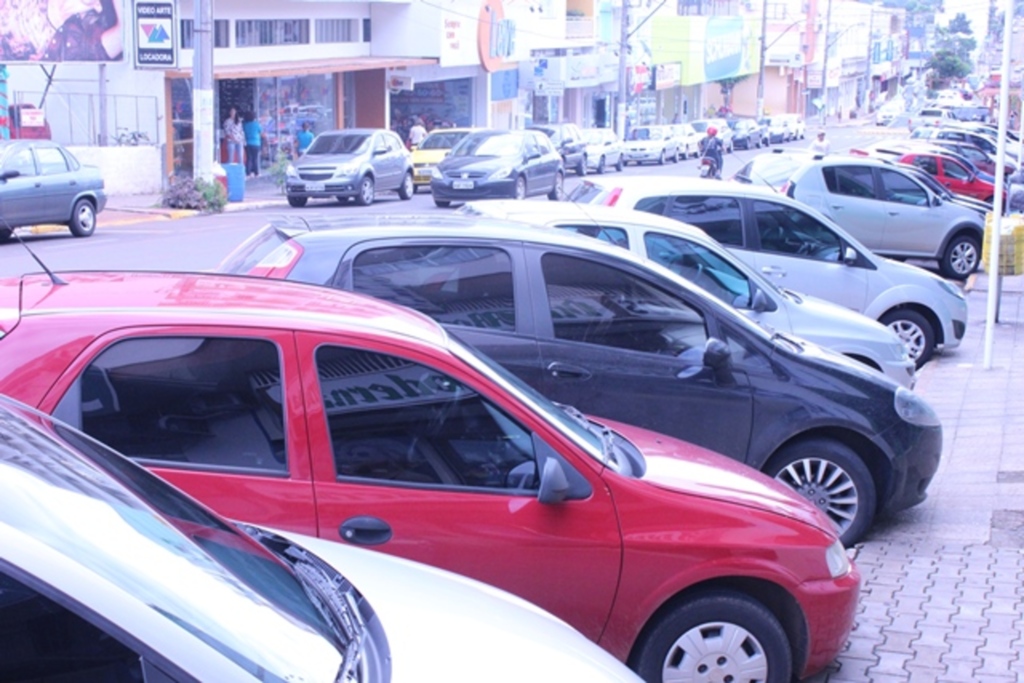 Folha do Oeste - Estacionamento no centro da cidade em horário comercial é sempre lotado