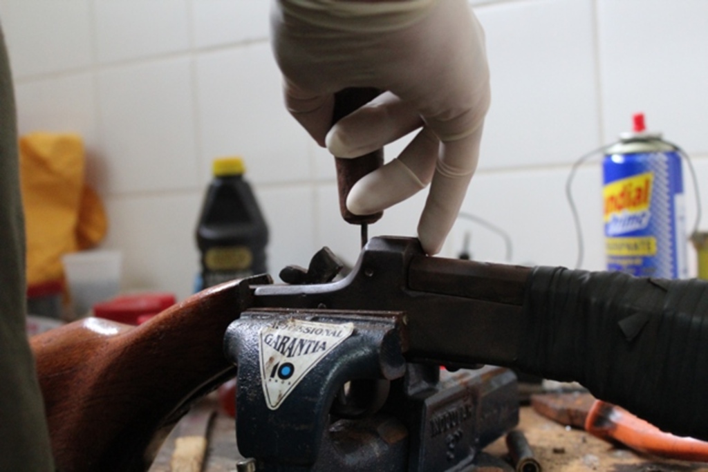 Folha do Oeste - Exame de balística é um dos realizados pelos peritos em São Miguel do Oeste