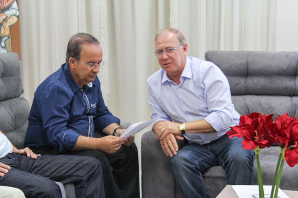 Folha do Oeste - Mello (esq) recebeu mais pedidos de Valar