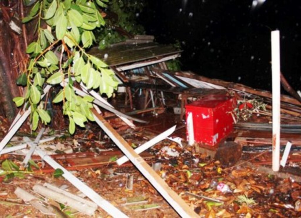 Folha do Oeste - Segundo Corpo de Bombeiros, duas casas ficaram completamente destruídas