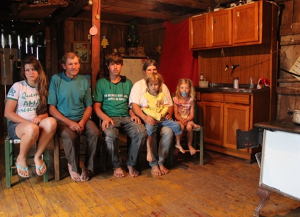 Folha do Oeste - Valdemar tira o sustento de duas famílias em uma área de 11 hectares junto com a família de seu cunhado