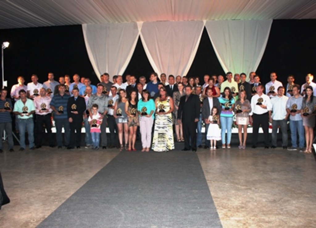Folha do Oeste - Foram entregues 79 troféus à empresários e produtores rurais
