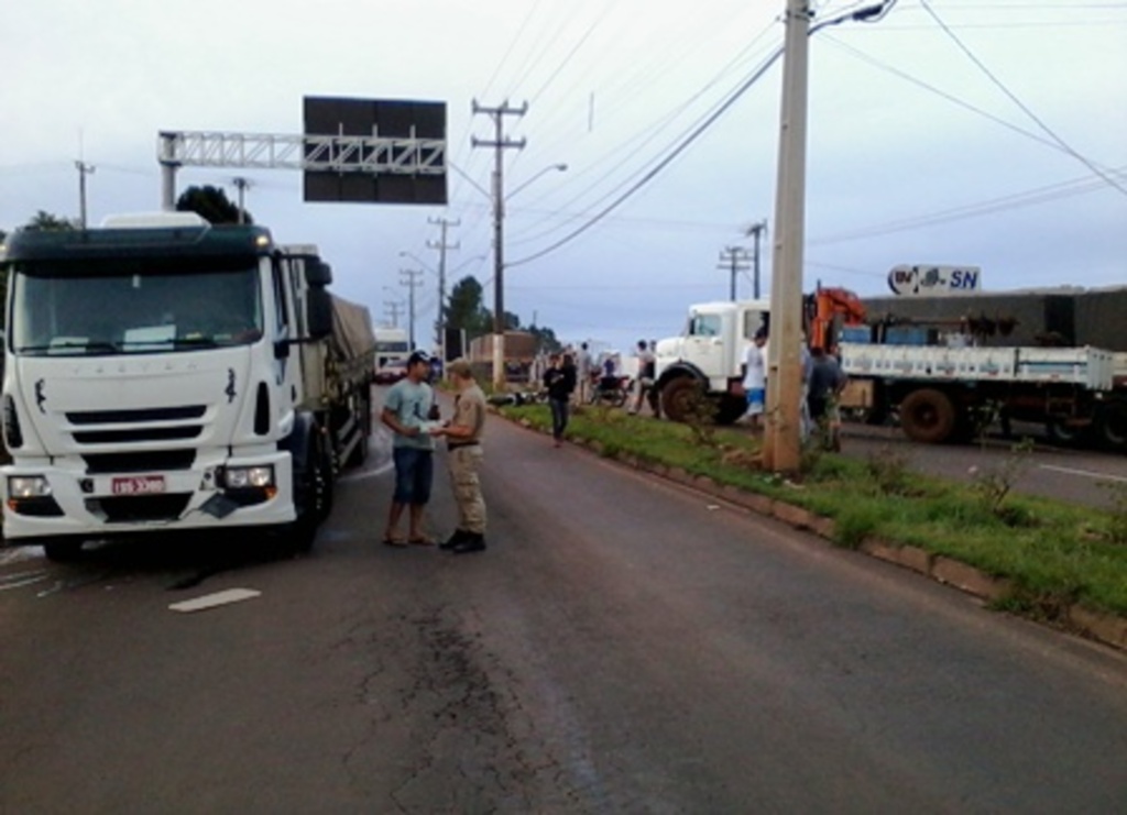 Folha do Oeste - Caroneira da motocicleta foi lançada para a pista contrária e atingida por caminhão