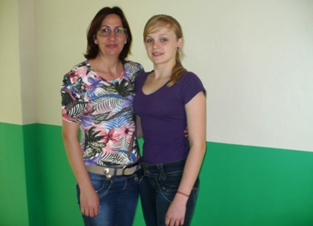 Divulgação - Aluna Daniele Guerra, a professora Carmen Lazarotto e a diretora Adriana Telöken da E.E.B. Santa Helena representarão SC