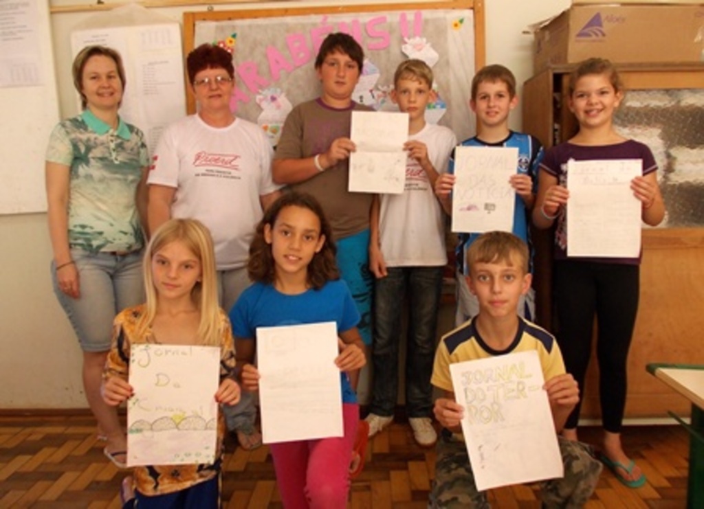 Folha do Oeste - Estudantes do 4º e 5º ano, junto com as educadoras Marli e Larissa Stülp, da disciplina de Artes